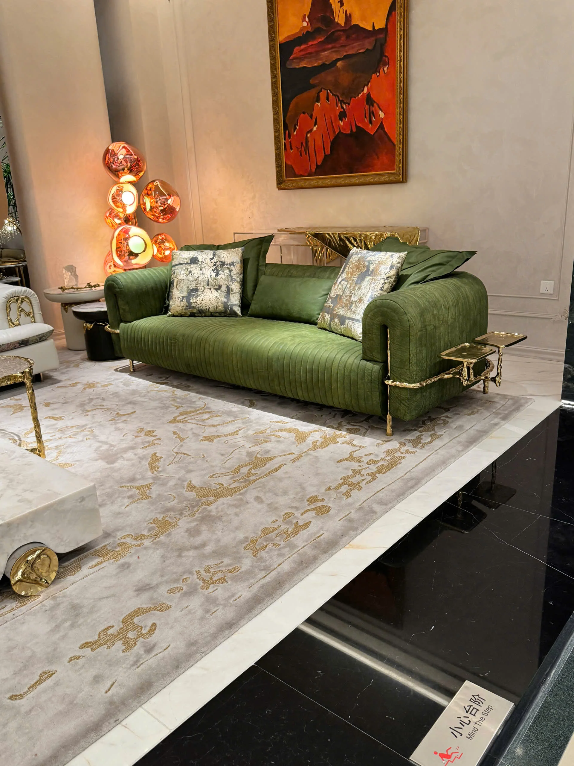 Sofa nhung cao cấp tông xanh rêu – sang trọng và đậm chất nghệ thuật